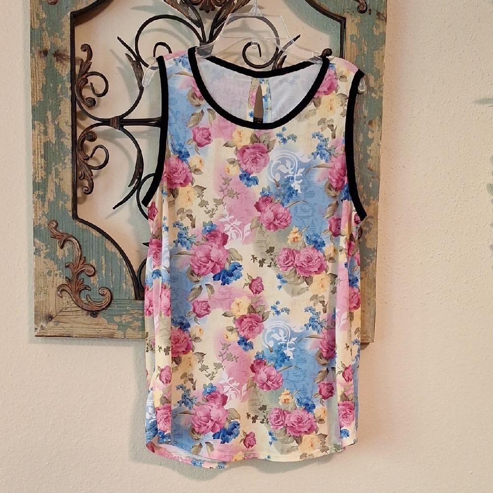 🔥🔥CLEARANCE ITEM🔥Pink and Blue Floral Tank Top with Rounded Neckline. Size L